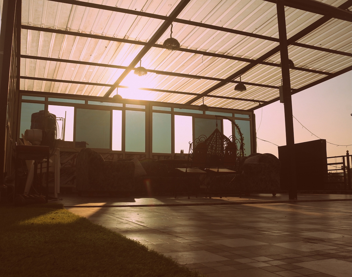 Acogedor espacio habitable con sofá cama, TV con PlayStation y una cómoda mesa para relajarse o trabajar. Disfruta de un dispensador de agua, una guitarra y juegos de mesa para divertirte, sentirte cómodo y entretenerte durante tu estancia.