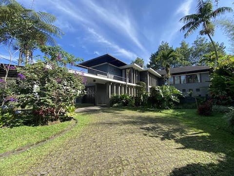 14BEDS 6BR Villa Nelson 1000m2 Triniti Lembang BIG