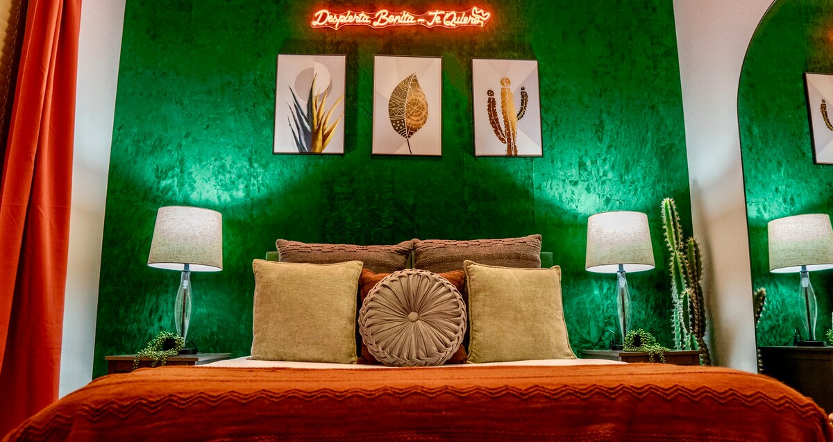 「在仙人掌温柔的绿色凝视下，卧室承诺是远离外界喧嚣的宁静沙漠度假胜地。」 