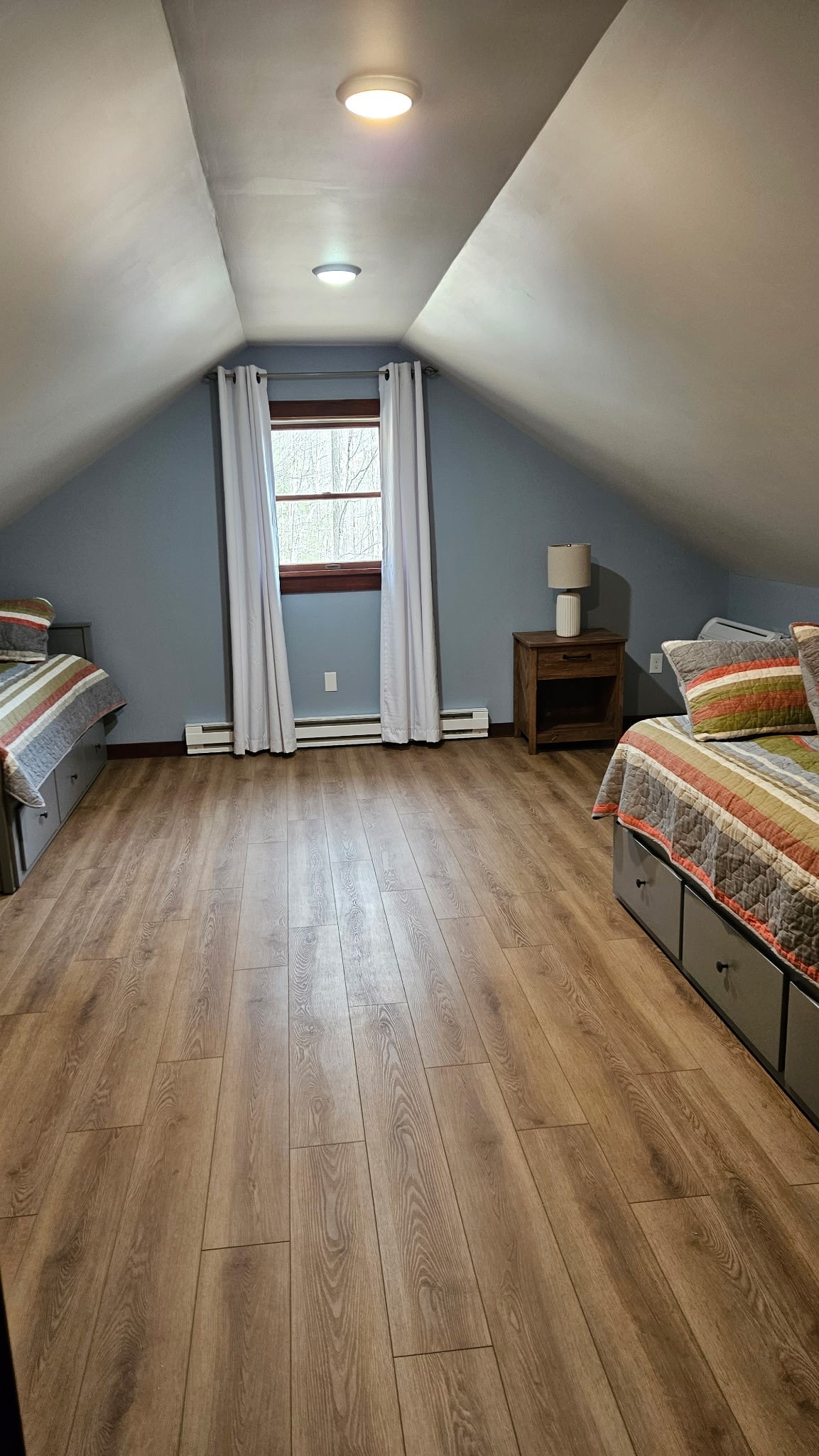 Втора спална соба на горниот кат во која има 2 кревета. Креветите Trundle се повлекуваат за да бидат блиску до брачни кревети.