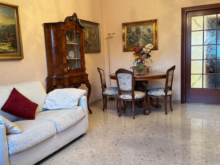 Blagovaonica koja se dobro poslužit će za večeru s gostima, ali se može predivno pretvoriti u dodatnu spavaću sobu, a kauč na fotografiji je francuski krevet.