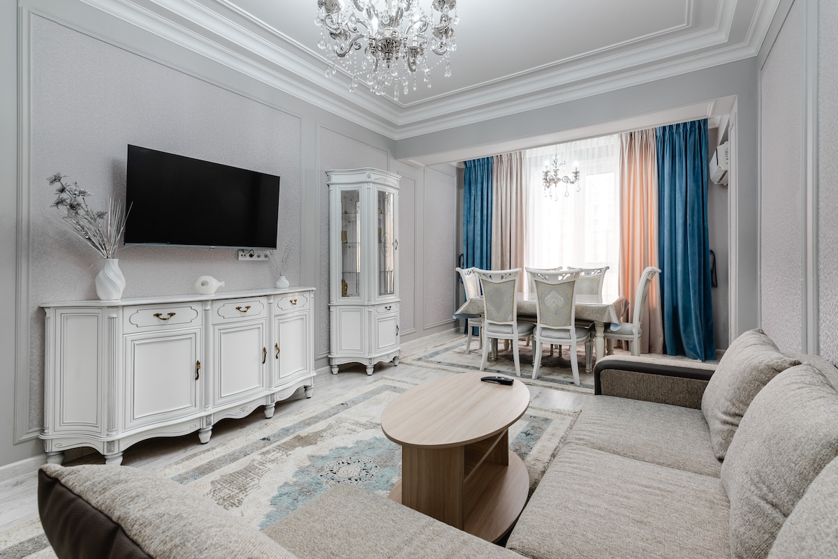 El sofá se despliega , el televisor inteligente de YouTube está disponible