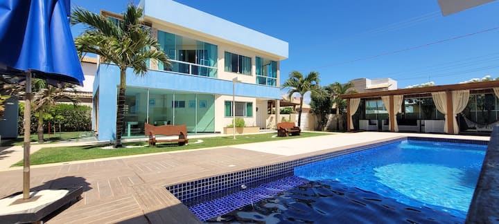Beautiful 5-bedroom house 3 suites with pool by the sea