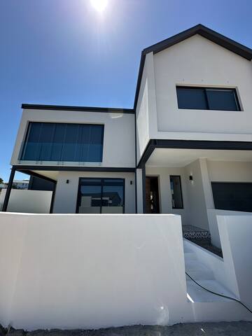 Mzuri Avenue , Somerset West gallery image 3