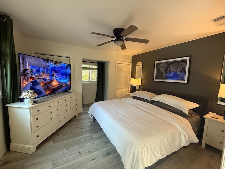 特大号床、羽绒枕头、遮光窗帘、优质棉床单、特大号羽绒枕头、衣柜、衣架、洗衣篮、吊扇、带流媒体Prime视频的大型智能电视、USB充电器。 