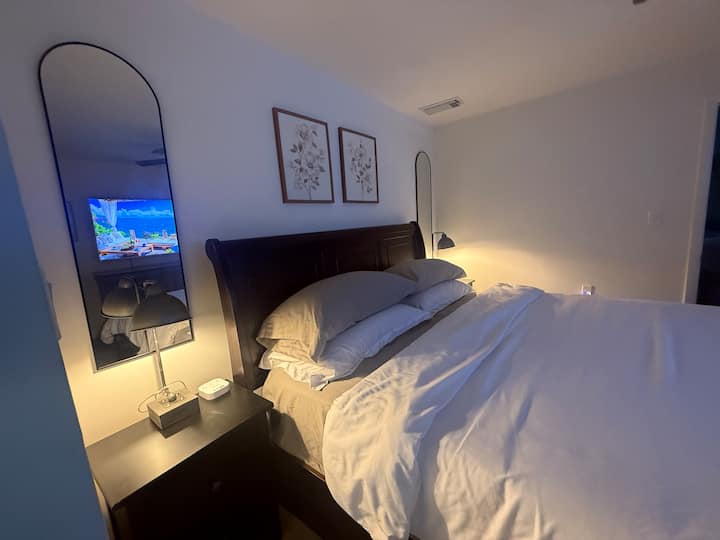 特大双人床、优质棉质床单、特大号羽绒枕头、吊扇、大型智能电视（带流媒体Prime视频）、USB充电器。 