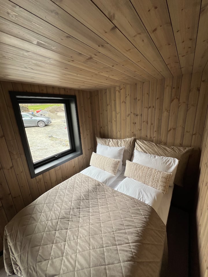 Kitanda kipya cha starehe. sentimita 150.