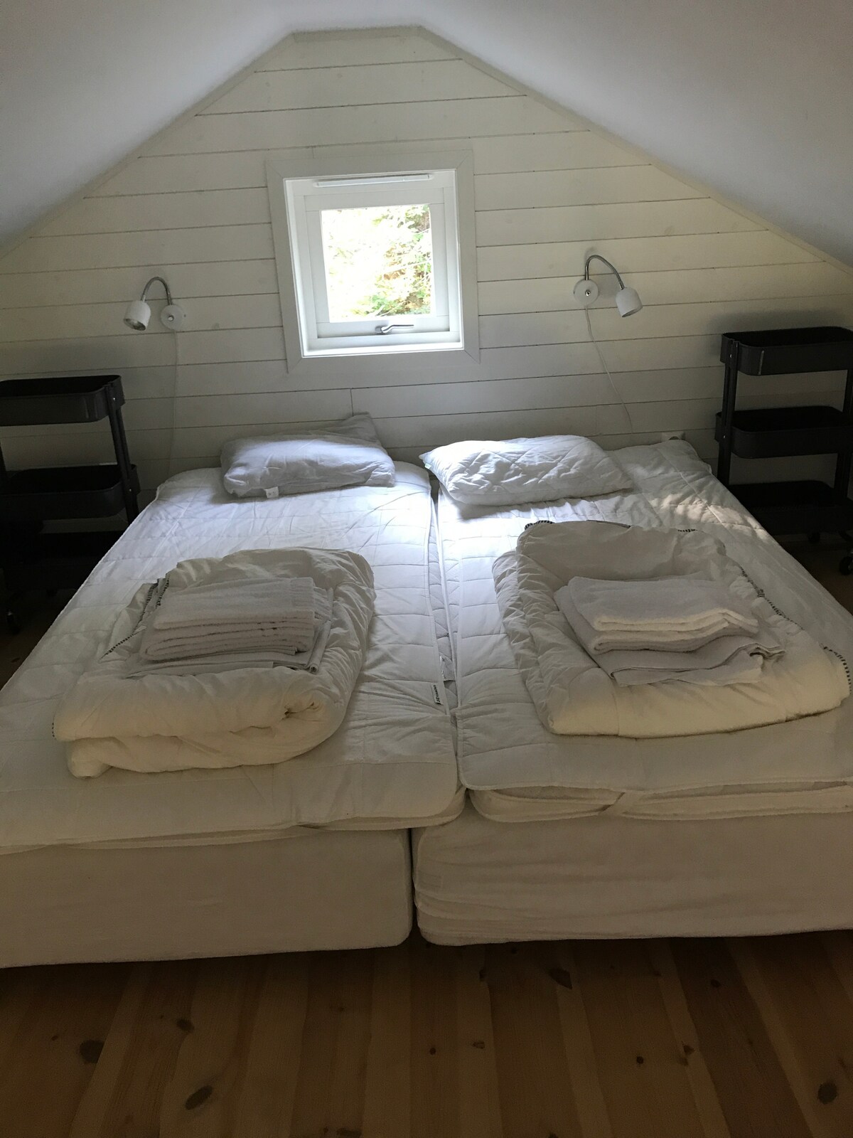 مساحة علوية بسريرين مفردين أو سرير مزدوج واحد