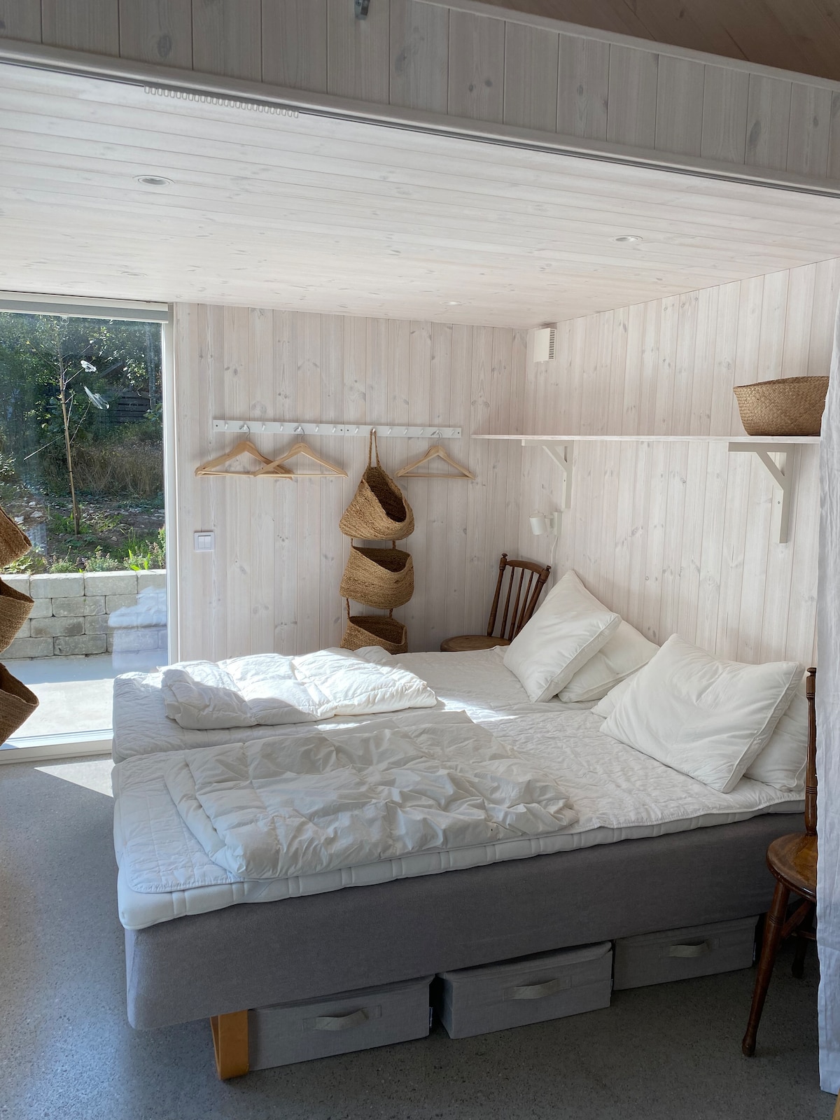 يوجد في بيت الضيافة سرير مزدوج وشقة للنوم مع 120 مرتبة.