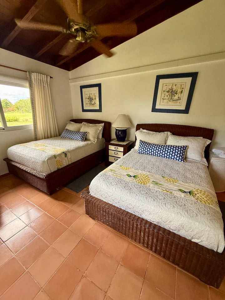 ფართო საძინებელი 2 დიდი ორადგილიანი საწოლით, საკუთარი სააბაზანოთი და კარადით 