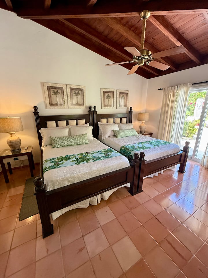 დიდი სივრცე 2 დიდი საწოლით, კომოდით, მაგიდითა და სკამით, ასევე, ბარგის დასადგამი ადგილით, ვენტილატორით, კონდიციონერითა და ფანჯრით. გასაშლელი კარი, რომელიც გადის პატიოსა და აუზზე, დამატებითი უსაფრთხოების საკეტით, გამამუქებელი ფარდა-შტორებით, პირადი სააბაზანოთი, კარადებითა და სეიფით