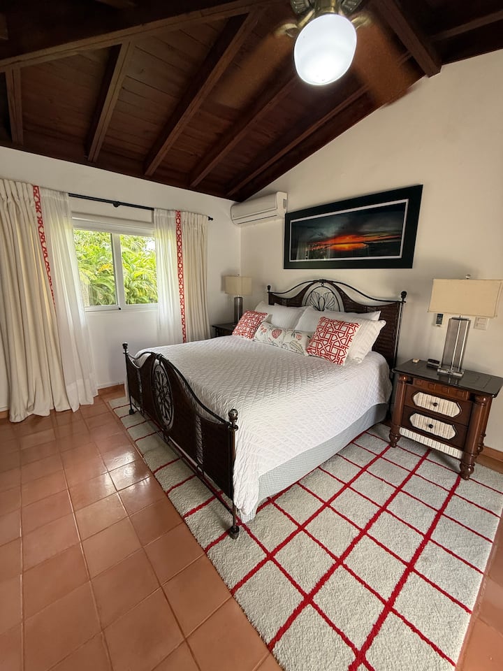 ფართო საძინებელი, რომელშიც არის 183×220 სმ ზომის საწოლი, პირადი კარადა, სააბაზანო, ტუმბო და ბარგიების დასადგამი