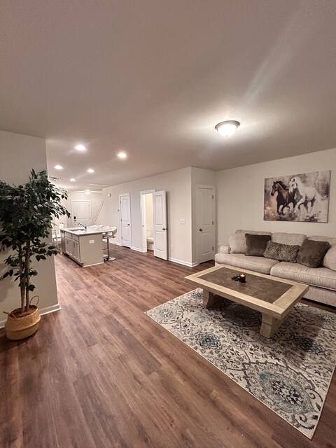 Top Airbnb: Uptown 3BR Cozy & Relaxing Oasis in Thomasboro / Hoskins