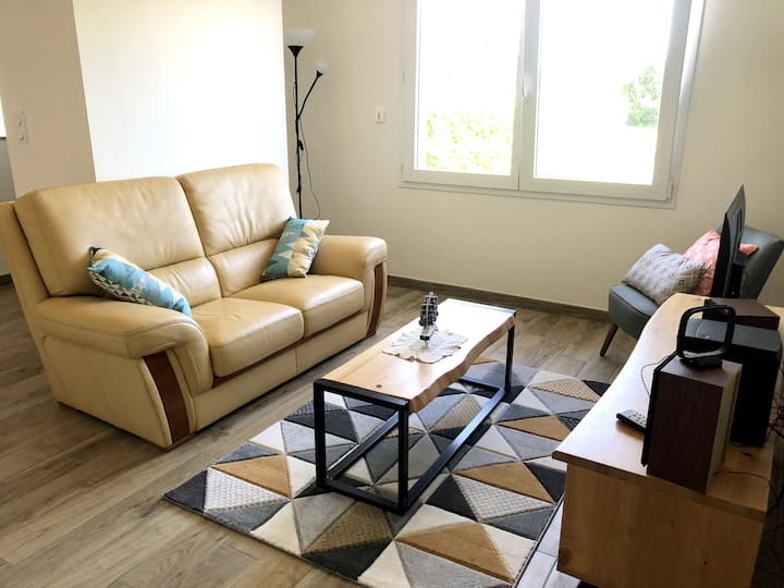 Sebule (ghorofa ya chini). Sofa ya ngozi ya viti 3 + viti 2 vya mikono. Meza ya kahawa. Televisheni (+ kisanduku cha televisheni), chaneli ya hifi.