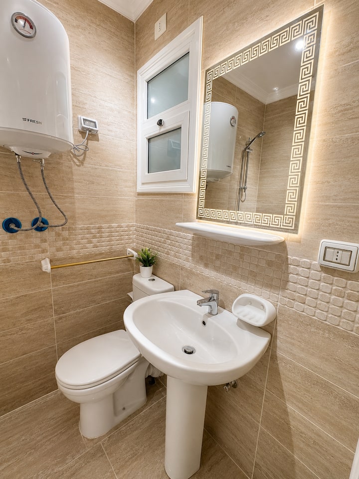 Cozy 2 BDR In Rehab City: Full bathroom 2