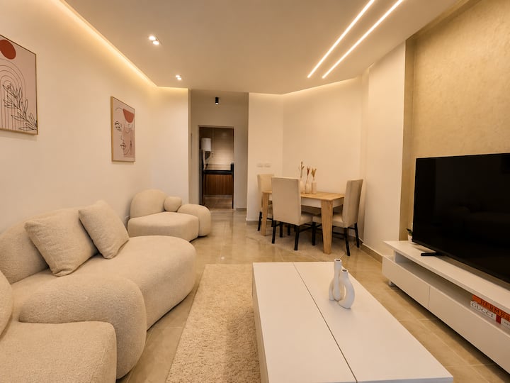 Cozy 2 BDR In Rehab City: Living room