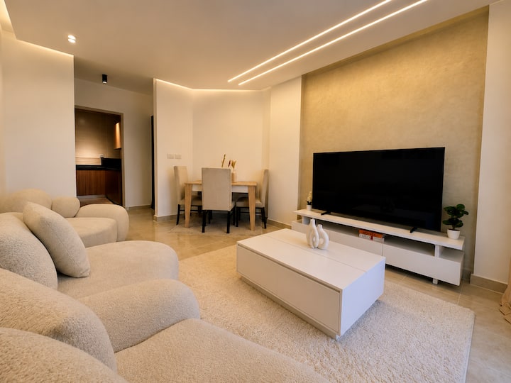 Cozy 2 BDR In Rehab City: Living room