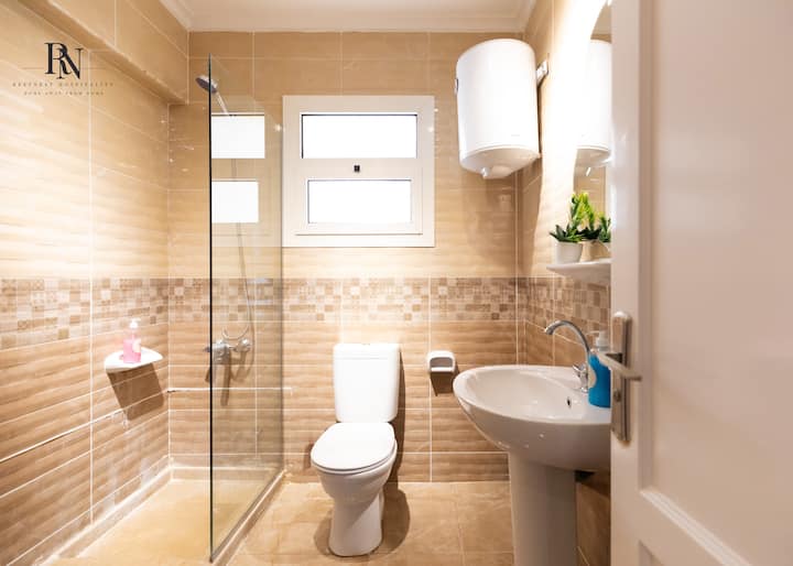 Fancy 2 BDR In Rehab City: Full bathroom