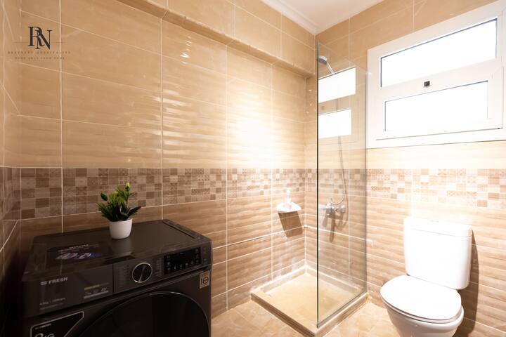 Fancy 2 BDR In Rehab City: Full bathroom