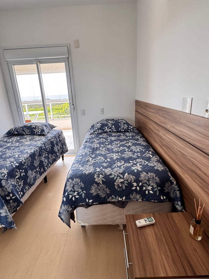 Vitanda viwili vya mtu mmoja ambavyo viligeuka kuwa kitanda cha watu wawili chenye starehe sana. 
Chumba kinachoangalia bahari.