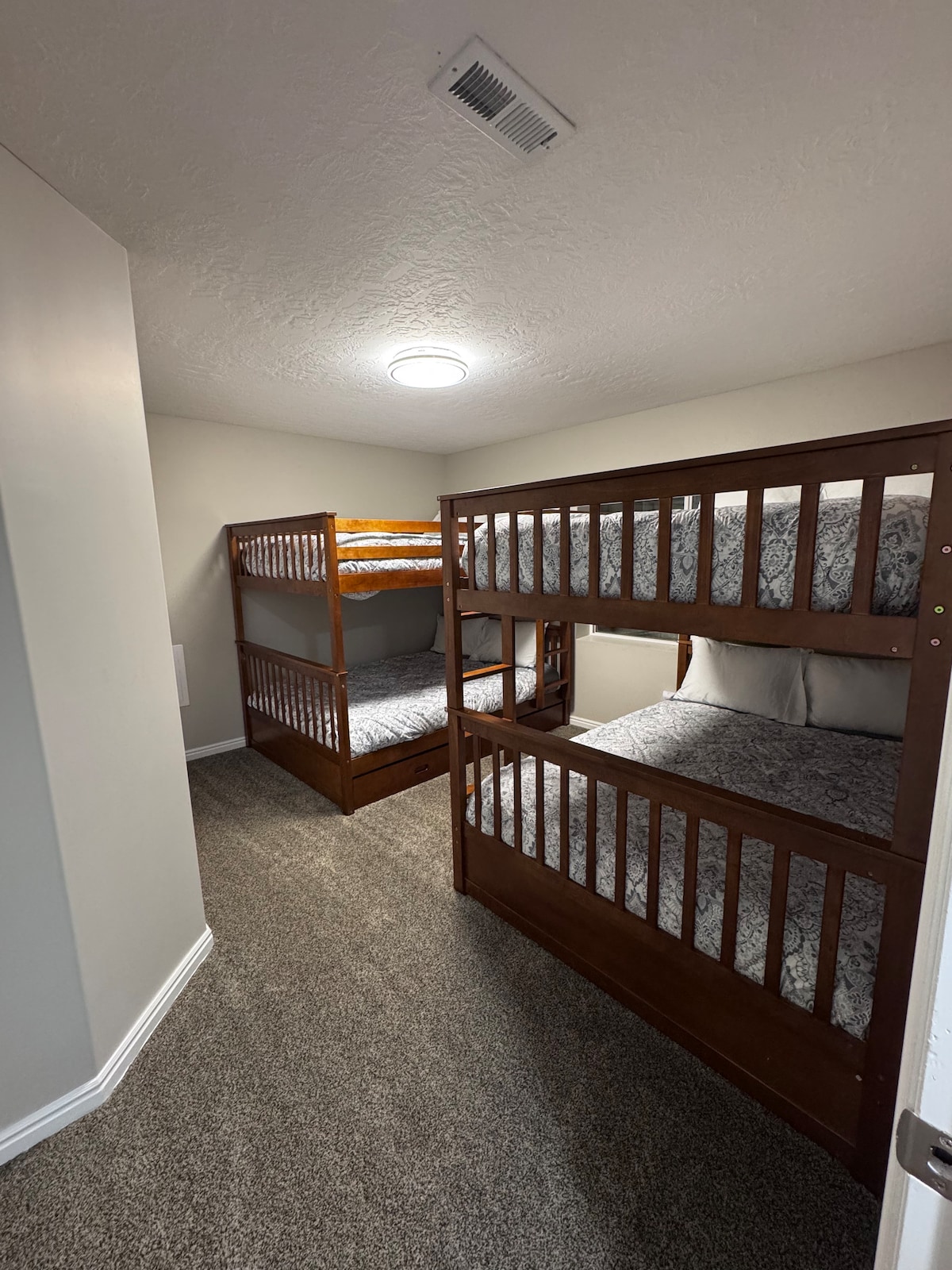 Dvokrevetna soba na kat u podrumu