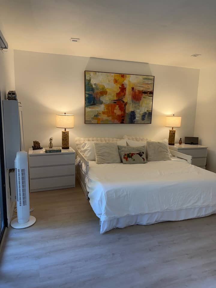 One Bedroom In Pacific Beach - San Diego, CA