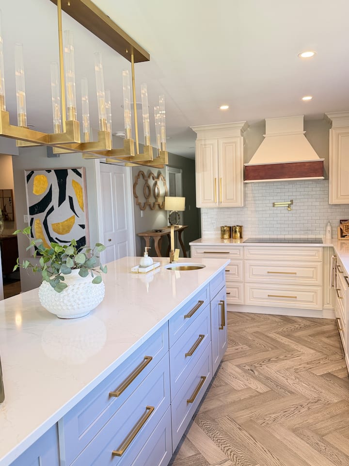 Kitchen & Dining — photo 10