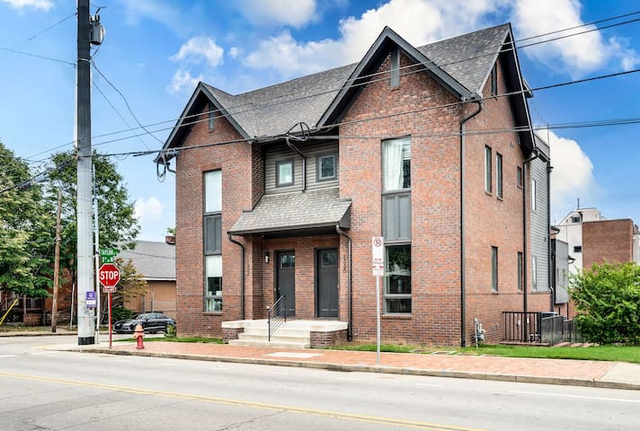 Luxury 4BED Home close to Broadway/Garage/Fire Pit gallery image 2