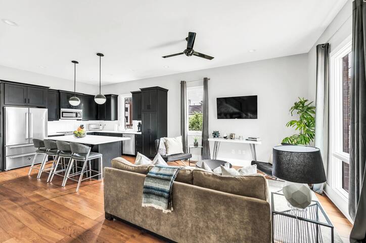 Luxury 4BED Home close to Broadway/Garage/Fire Pit