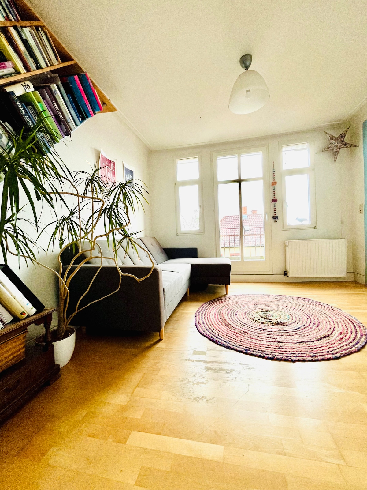 Rozkladacia pohovka pre ďalších dvoch hostí.
Prístup na východný balkón s výhľadom na štadión.