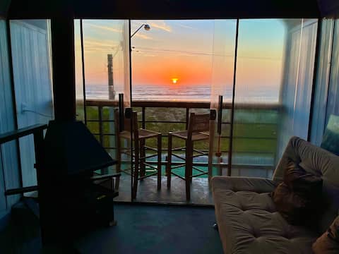 Popular Airbnb listing: Vista Cabana Beira Mar - Heated Jacuzzi in Xangri Lá