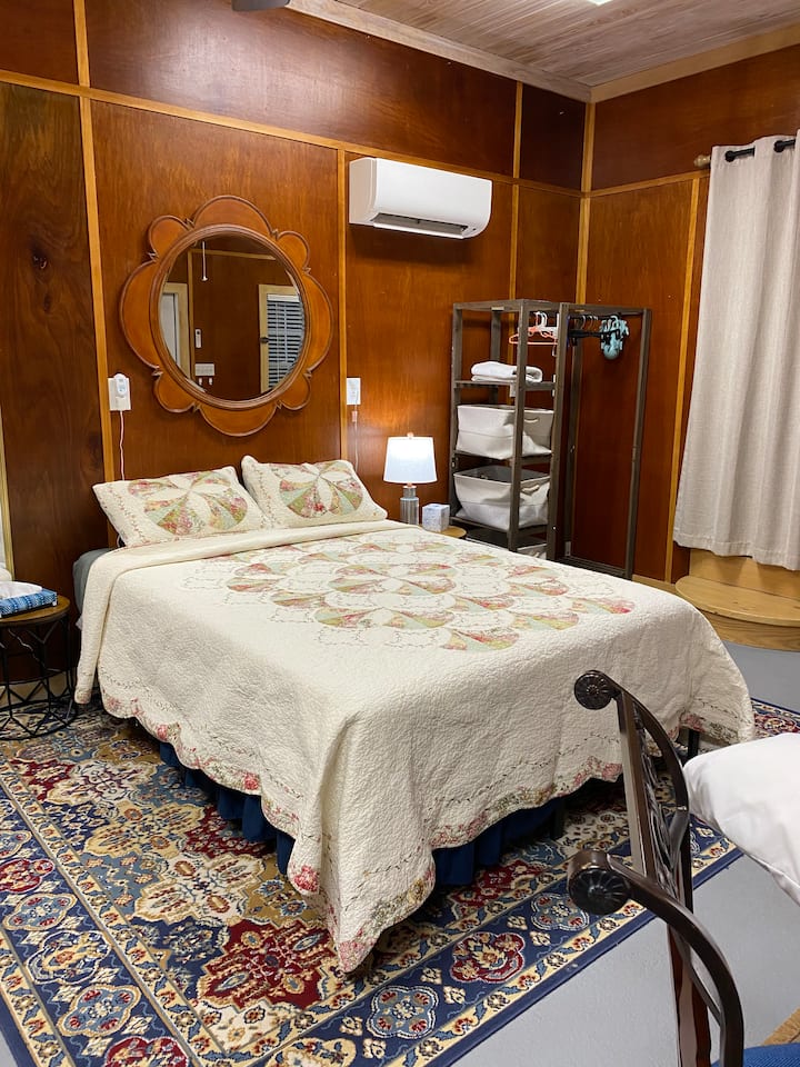 Cama tamaño queen. Pequeño espacio para colgar la ropa junto a la cama. ¡Con contenedores en estantes para ropa y estante inferior para zapatos! ¡Mini split para aire acondicionado frío o caliente! Control remoto a tu gusto. El área con cortinas alberga baño.