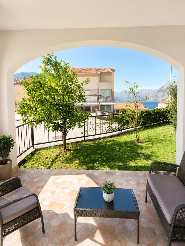 Tranquil Stay In Dobrota – 2br & Garden - Kotor