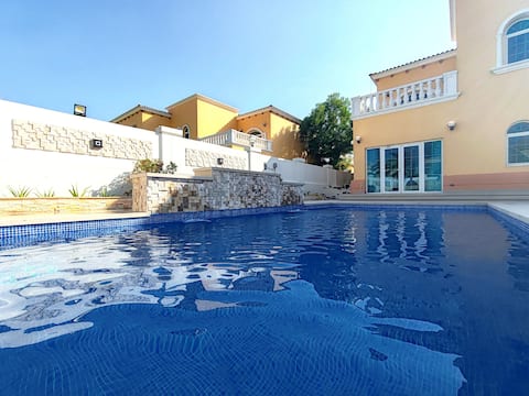Popular Airbnb listing: Marina 7 BD villa Luna la Vida (Marina 7 Bedroom Villa Luna la Vida) in Trade Center Second