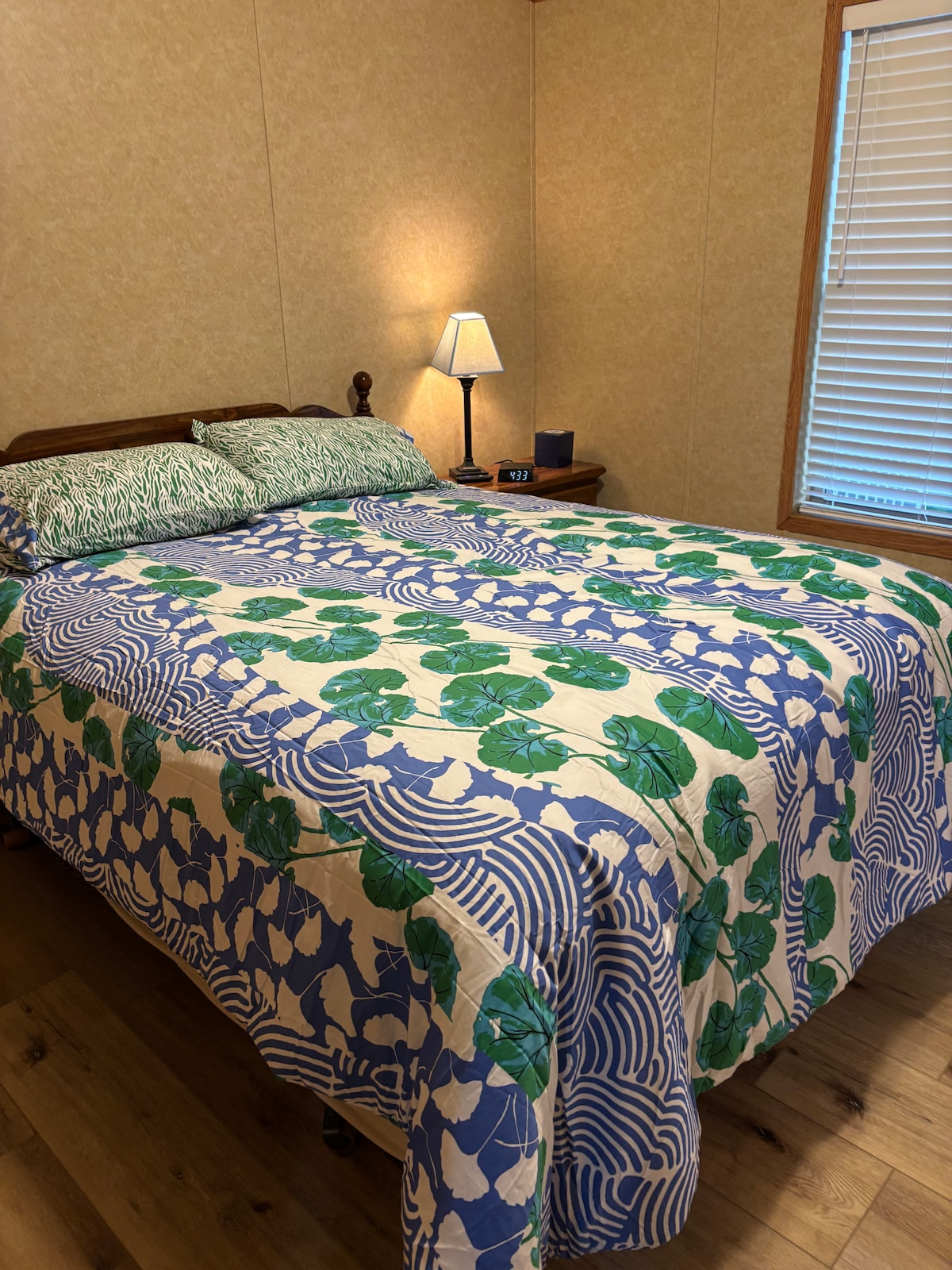 Dit queensize bed/slaapkamer is bevestigd aan een volledige Jack en Jill badkamer