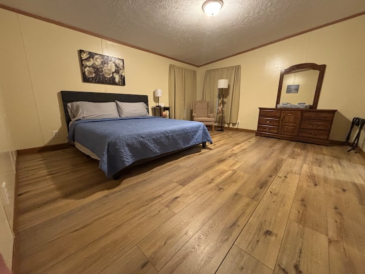Master Bedroom - King sized bed - bedroom 1