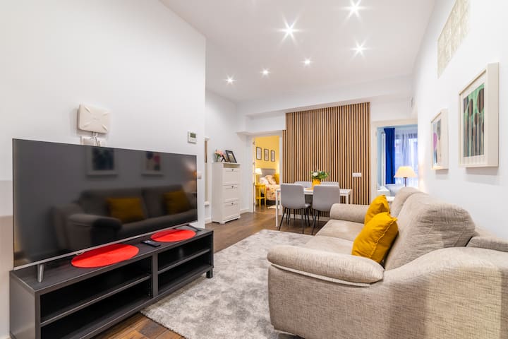 Historic Center 3 bedroom apartment-1 min to metro