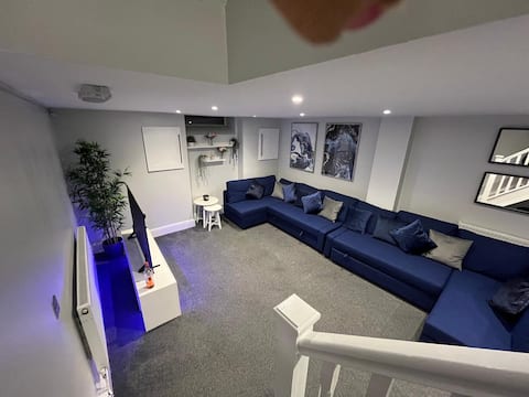 Home from home Northampton 2 with Hot Tub