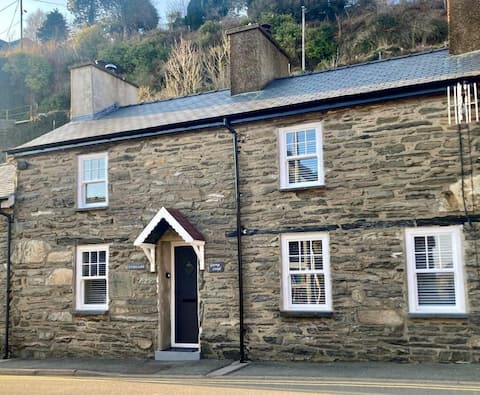 The Miners Cottage 
Snowdonia-Cosy HotTub Cottage