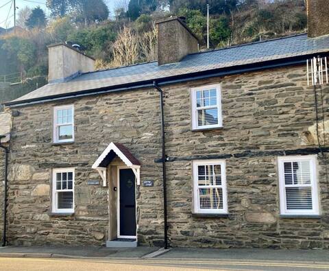 The Miners Cottage
Hot tub & lovely log Fire