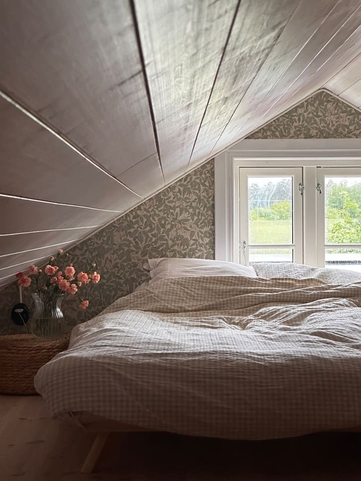 Loft gjumi me krevat japonez, 1.80 i gjerë.  Krevati mund të përjetohet pak i vështirë, por ne flemë mirë në loft. Ki parasysh se ka tavane shumë të ulëta dhe duhet të ngrihesh me anë të shkallëve. 