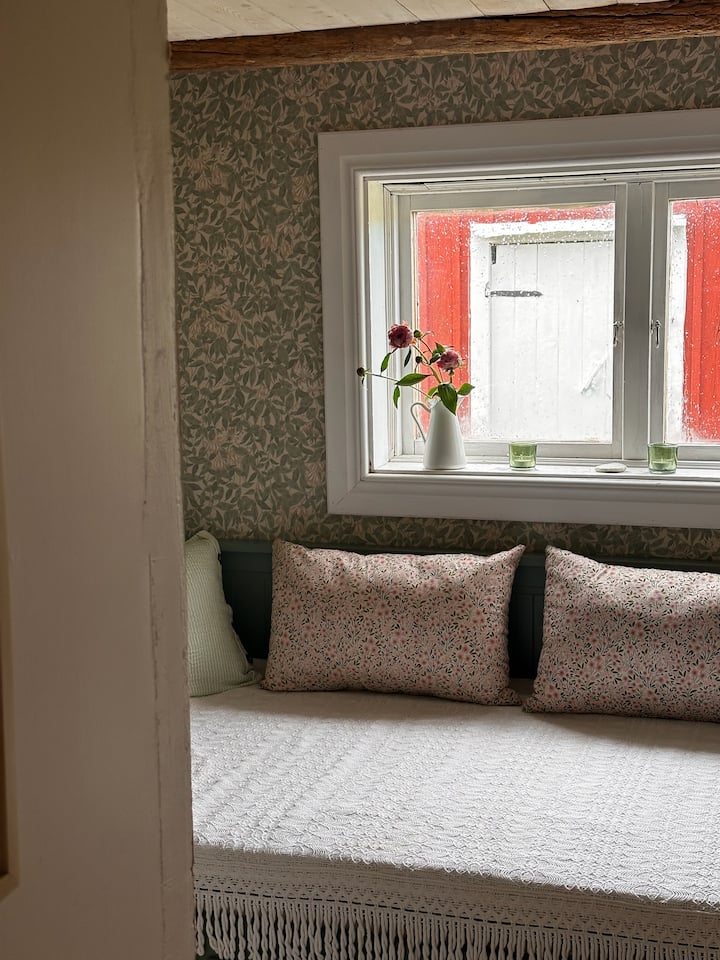 Hapësirë e vogël shtesë për të fjetur me divan krevat të palosur. 