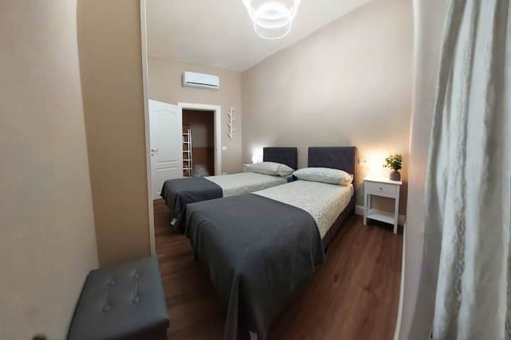 Camera doppia luminosa con letti singoli e aria condizionata, ideale per famiglie o gruppi. Spazio confortevole e funzionale. Perfetta per 8 persone (3 camere). Parcheggio privato gratuito fino a 3 auto. A 40 min da Firenze, vicino Chianti.
