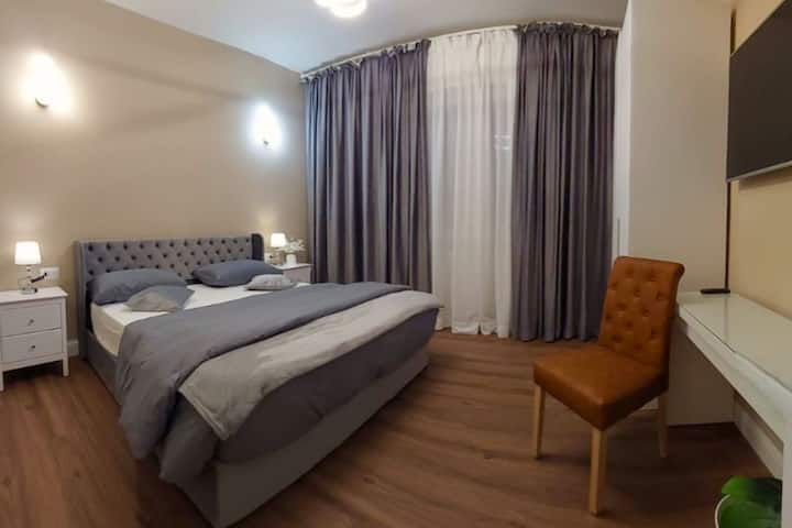 Ampia camera matrimoniale luminosa con aria condizionata, TV e zona scrivania, ideale per relax e smart working. Perfetta per 8 persone (3 camere). Parcheggio privato gratuito fino a 3 auto. A 40 min da Firenze, vicino Chianti.