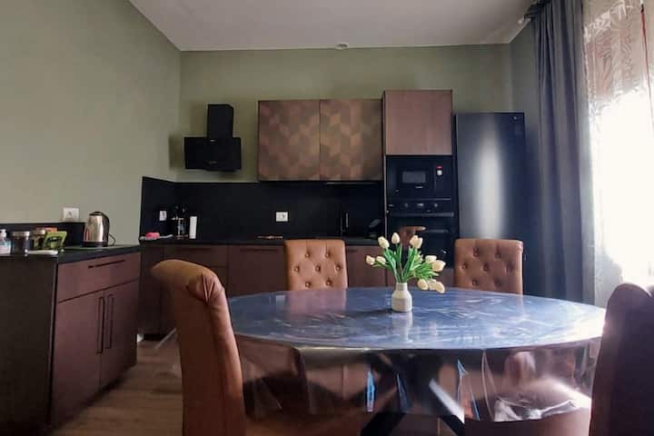 Ampia cucina moderna con zona pranzo, completamente attrezzata con forno, microonde, lavastoviglie, macchina caffè, bollitore, piano cottura e cappa. Ideale per 8 persone. Parcheggio privato gratuito fino a 3 auto. A 40 min da Firenze.