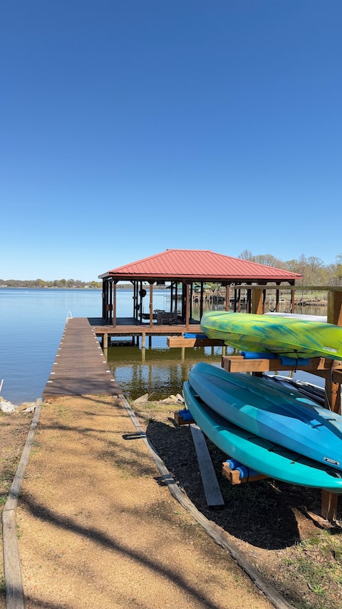 Lakefront Gem for Family Getaway