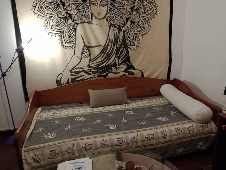 Esta  é uma bicama super confortável e larga, com colchões firmes e macios.,onde você irá dormir.