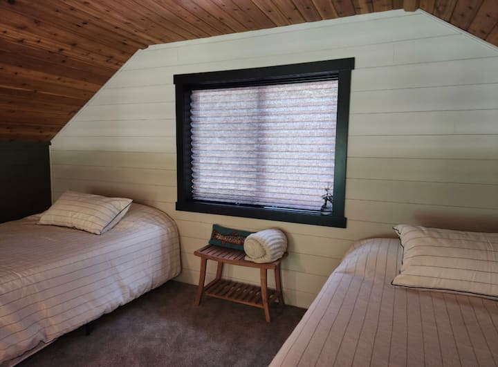 Vitanda vya malkia katika roshani ya ghorofa ya juu ya chumba cha kulala.