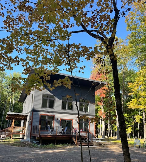 Quiet Lodge on ski and mt. bike trails