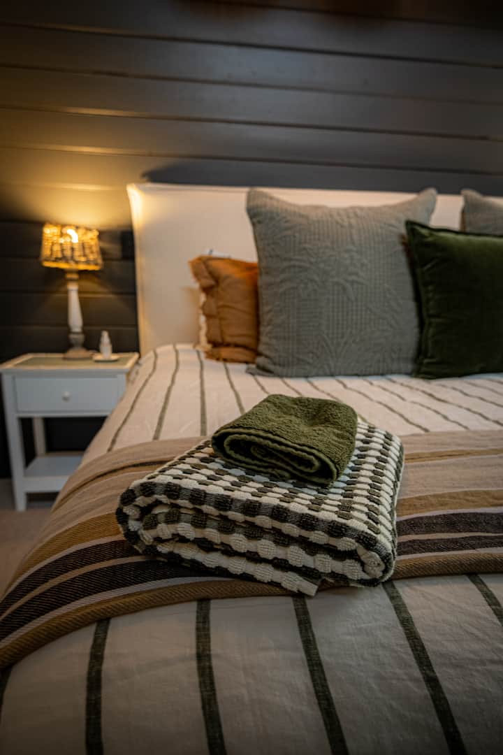 Duerme en la cama más cómoda y de ensueño con sábanas de algodón de lujo y ropa de cama de diseño. Interior moderno y a medida para que duermas lo mejor posible. El alojamiento en Hokitika es perfecto para todo lo que necesitas en No87.